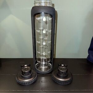 NWOT- FIT -32 oz Glass Water Bottle with 2 Lids, Time Marker, Silicone Sleeve